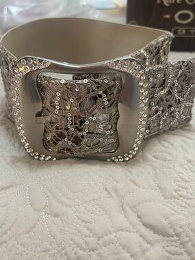 BKE brand lace belt for women featuring a rhinestone buckle.